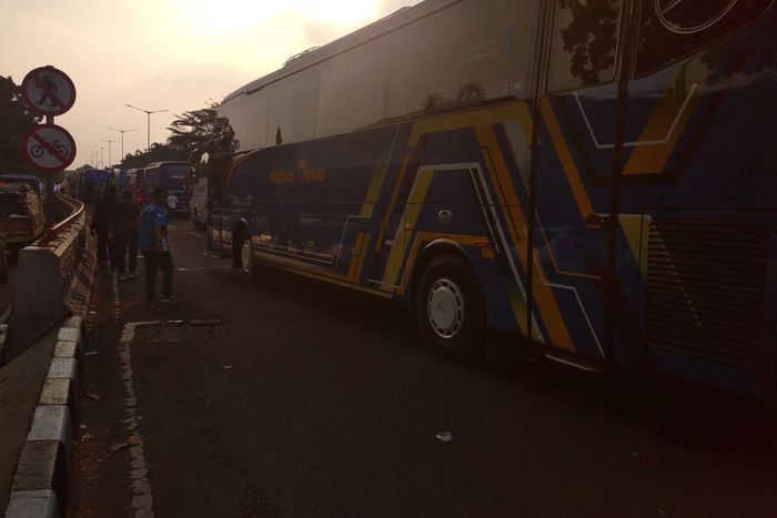 Deretan bus pariwisata yang memblokade flyover Pasupati, kota Bandung usai demo di Gedung Sate, (21/7/25)