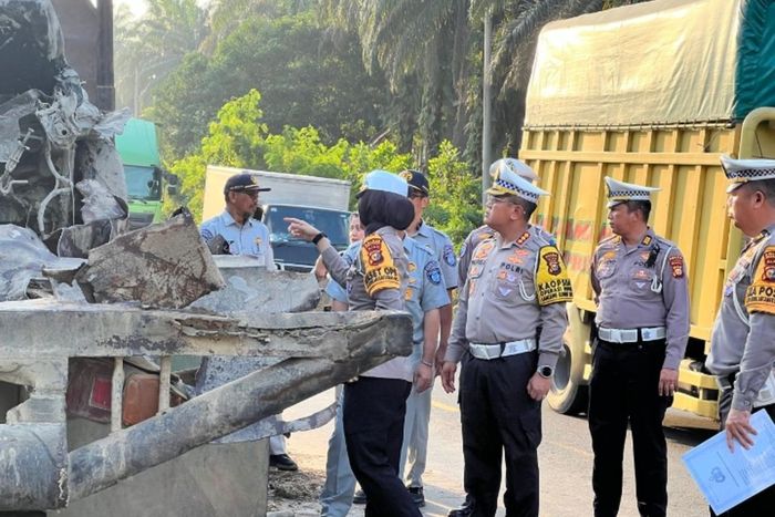 Ditlantas Polda Riau bersama Polres Pelalawan Riau dan Jasa Raharja tinjau bangkai truk penyebab kecelakaan maut menewaskan lima penumpang Daihatsu Gran Max di jalan lintas timur KM 50, desa Kiyap Jaya, Bandar Sei Kijang, Pelalawan, Riau