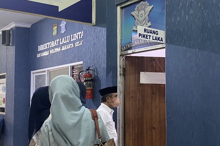 Keluarga korban KIBS (23) yang tewas ditabrak Suzuki XL7 di depan halte masjid Agung Al-Azhar, Jakarta Timur melapor ke Mapolres Jakarta Selatan, 