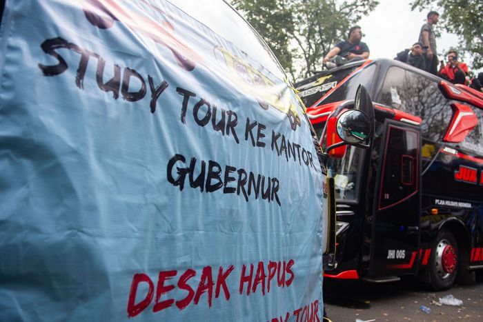 Demo para pelaku usaha pariwisata mendatangkan puluhan bus di Gedung Sate, kota Bandung, Jawa Barat menolak kebijakan larangan study tour Dedi Mulyadi