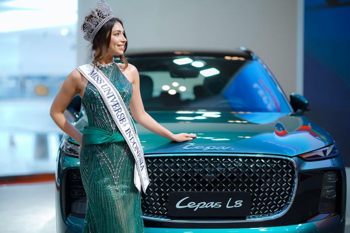 LEPAS L8 bersama Miss Universe 2024, Clara Shafira Krebs di GIIAS 2025