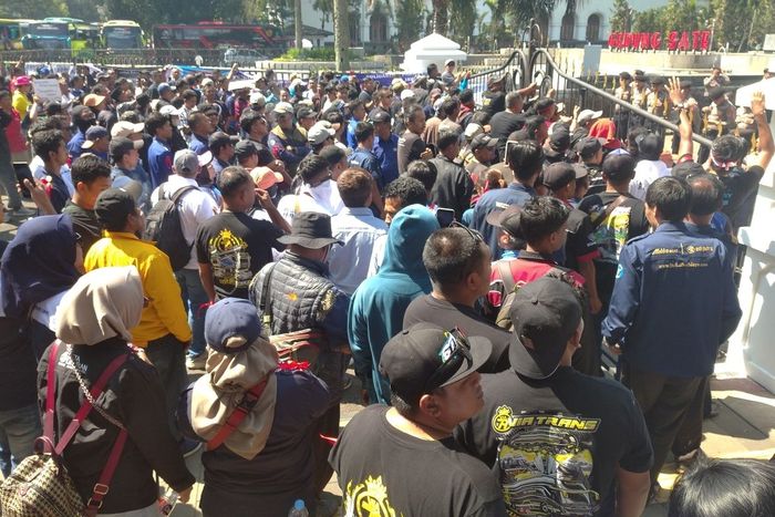 Para pelaku usaha pariwisata, mulai sopir bus, pemilik tour hingga pengusaha UMKM yang demo menuntut pencabutan larangan study tour Dedi Mulyadi