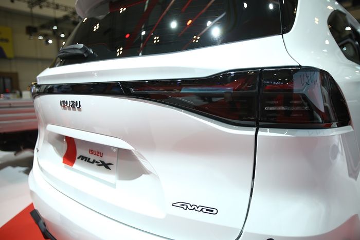 Emblem 4WD di New Isuzu mu-X 4WD 