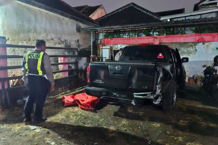 Nissan Navara yang kabur usai tabrak rumah warga ditemukan, bodi ditutup terpal, pelat nomor dilepas.