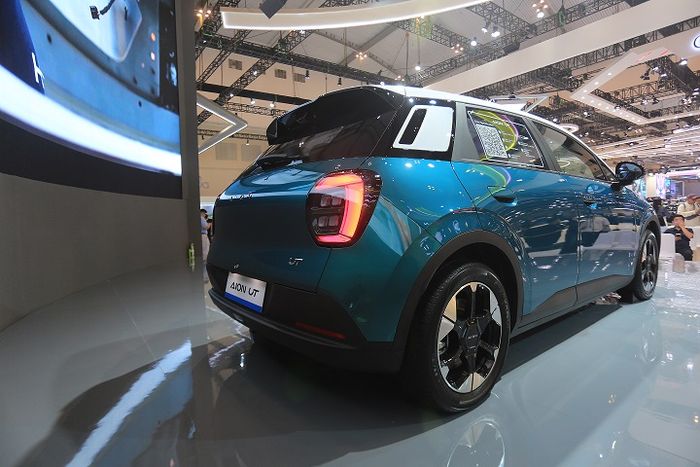 Tampak belakang GAC AION UT