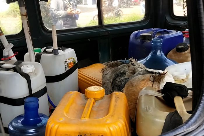 Warga Jember, Jawa Timur terpaksa borong BBM di Lumajang karena terjadi kelangkaan dalam seminggu ini, (29/7/25)