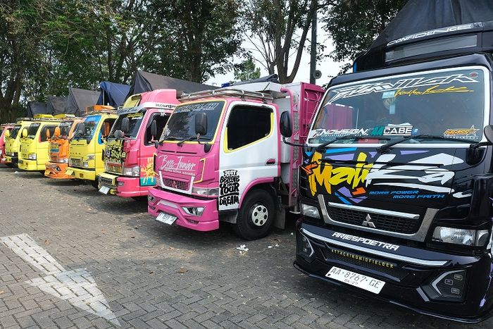 Deretan truk Mitsubishi Canter yang diundang PT Krama Yudha Tiga Berlian Motors (KTB) di GIIAS 2025