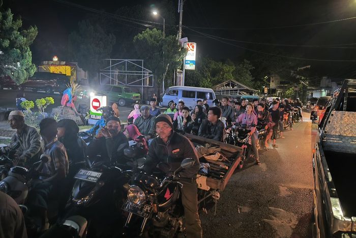 Antrean pembelian BBM di salah satu SPBU wilayah Jember, Jawa Timur, (29/7/25)