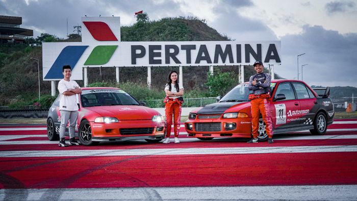 Tim balap Autovison di JDM Funday Mandalika 2025 yang digawangi dari kiri ke kanan, Eduardus Vincent menggunakan Honda Estilo, Ester Rita dan Deni Sobari menggunakan Mitsubishi Lancer Evo 3