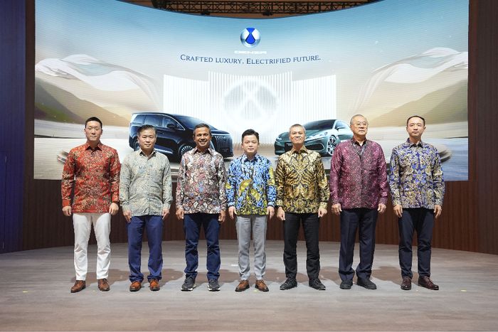 Jajaran BOD Denza saat peresmian booth Denza di GIIAS 2025.