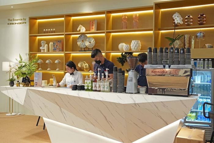 Suasana coffee corner eksklusif di area dealing 