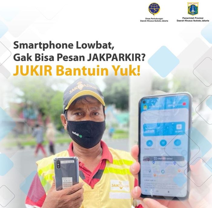 Juru parkir tunjukan aplikasi booking parkir di Jakarta bernama JakParkir