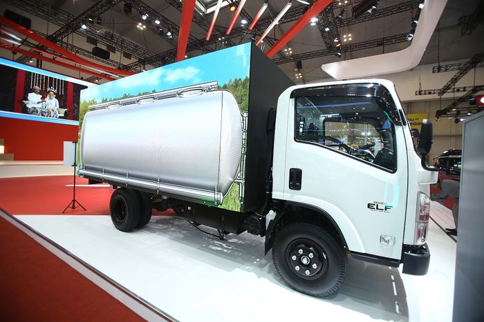Isuzu ELF NMR dengan layar LED di belakang di GIIAS 2025