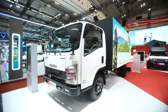 Isuzu ELF NMR dengan layar LED di belakang yang bisa jadi mobile billboard