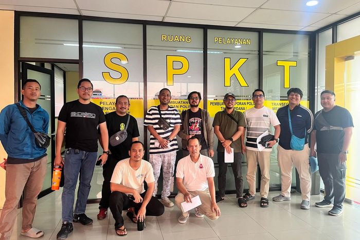 Para korban tipu bengkel Vespa ternama di Jl Cipendawa, Rawalumbu, kota Bekasi milik AWP dengan kerugian Rp 1,5 miliar