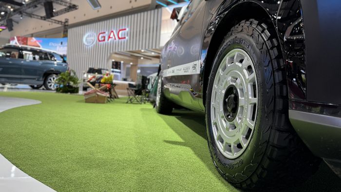 Pelek HSR Mentawai berukuran 17 inci, lebar 7,5 inci, dan offset ET 45 terpasang di AION V Adventure