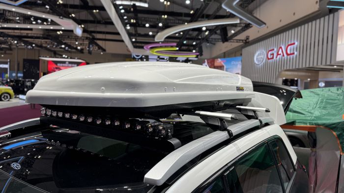 Roofbox Solitaire berkapasitas 530 liter terpasang di AION V
