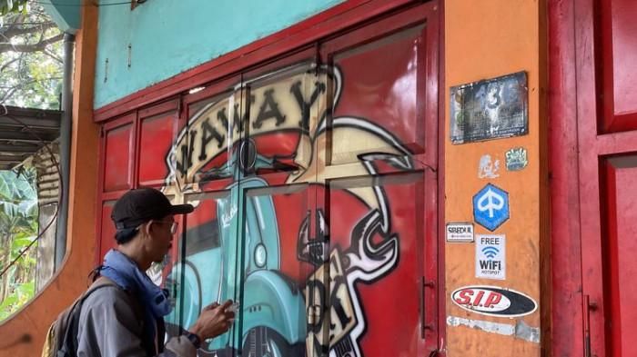 Bengkel Vespa milik inisial AWP di Jl Cipendawa, Rawalumbu, kota Bekasi yang sudah menipu banyak orang dengan kerugian total Rp 1,5 miliar