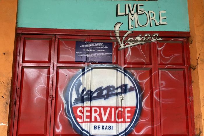 Bengkel Vespa ternama di Jl Cipendawa, Rawalumbu, kota Bekasi milik inisial AWP yang sudah menipu belasan orang dengan kerugian Rp 1,5 miliar