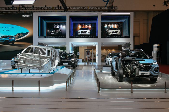 Booth Suzuki di GIIAS 2025 menghadirkan Fronx terbelah sampai yang bisa dilihat di ketinggian