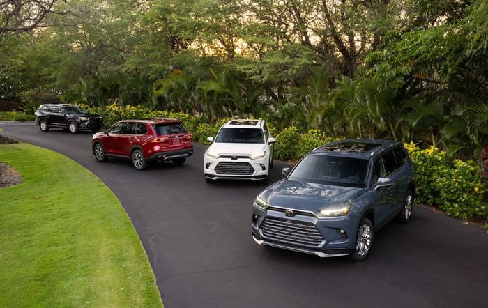 detail tampilan Toyota Grand Higlander