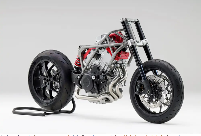 Mesin di pamerkan menempel di rangka tralis dengan swing arm tunggal di bagian roda belakang