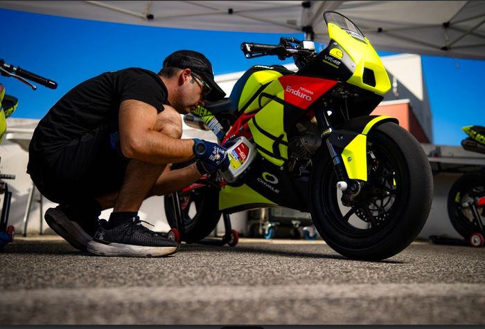 Oli Enduro dipercayai oleh VR46 Riders Academy untuk digunakan pada sepeda motor yang dipakai saat sesi latihan Riders Summer Camp.