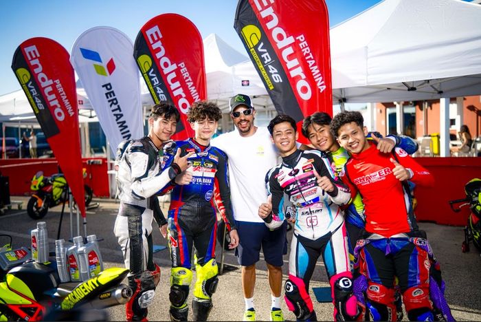 Muhammad Rama Putra Setiawan, Argiya Farrel Ramadhan, Aditya Fauzi, Decksa Almer Alfarezel, Hafizd Fahril Rasyadan berfoto bersama Franco Morbidelli (pembalap VR46 Racing Team) 