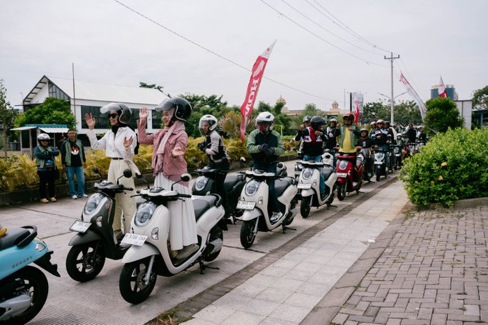 Pacu Jalur ala peserta Scoopy Stylo Kalceride Semarang
