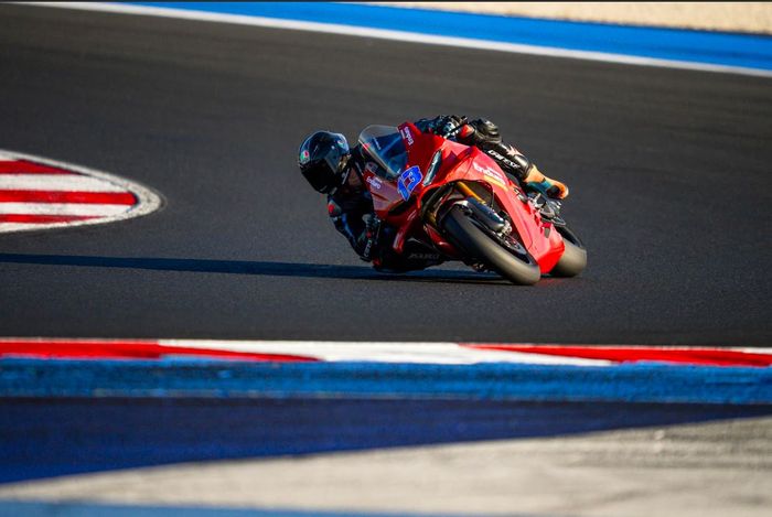 Peserta Riders Summer Camp latihan di sirkuit Misano saat latihan dengan VR46 Riders Academy
