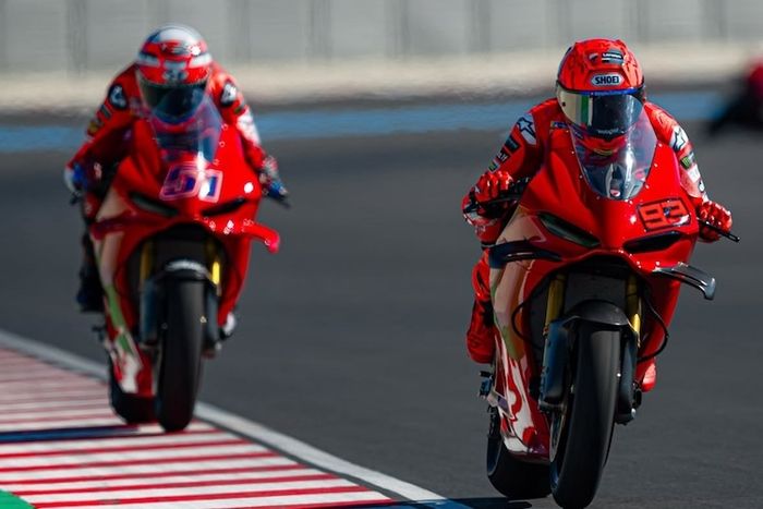 Pembalap Ducati jalani tes menggunakan Ducati Panigale V4S