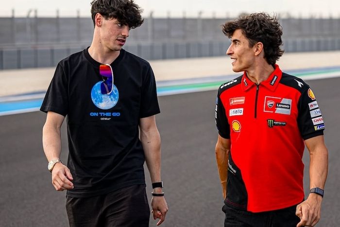 Marc Marquez tampak berbincang dengan Fermin Aldeguer disela-sela tes privat
