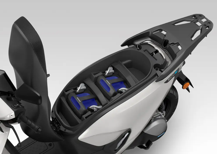 Behel Honda CUV e: RoadSync Duo di Eropa tampak panjang dan siap pasang top box.