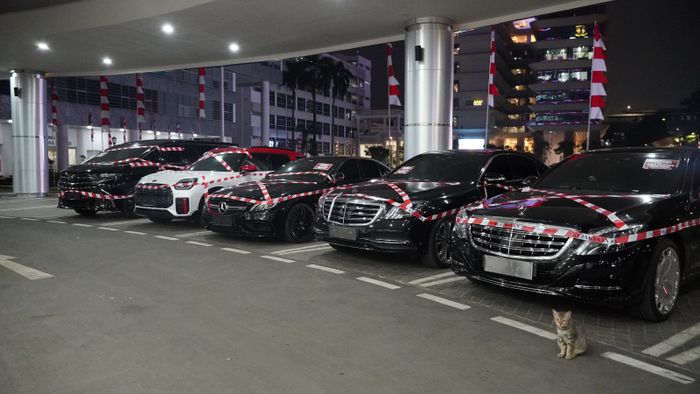 Tim penyidik Kejaksaan Agung sita 5 unit mobil mewah terkait dugaan korupsi minyak mentah PT Pertamina.