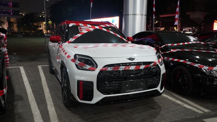 Tim penyidik Kejaksaan Agung sita 5 unit mobil mewah terkait dugaan korupsi minyak mentah PT Pertamina.