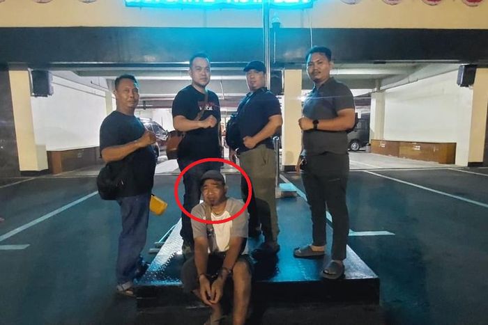 Dalam lingkaran merah, AWP pemilik bengkel ternama di Bekasi dan juga pelaku penipuan jual beli Vespa fiktif yang korbannya puluhan orang dengan kerugian Rp 1,5 miliar