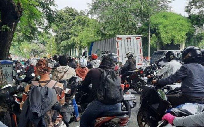 Kemacetan parah terjadi setiap hari di Jalan TB Simatupang, Jakarta selatan akibat galian pipa.