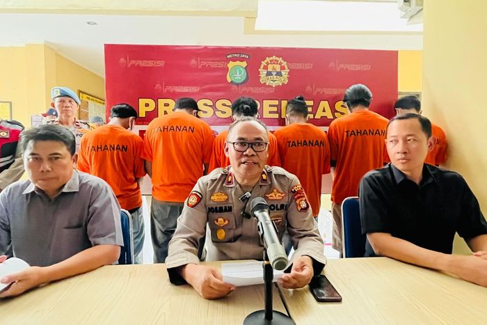 Kapolsek Beji Kompol Josman saat jumpa pers penangkapan empat debt collector yang merampas Yamaha Gear 125 pengendara ojek online di Depok