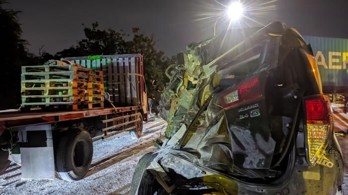 Toyota Kijang Innova terpotong separuh imbas kecelakaan beruntun di tol Gayamsari Semarang, (8/8/25)