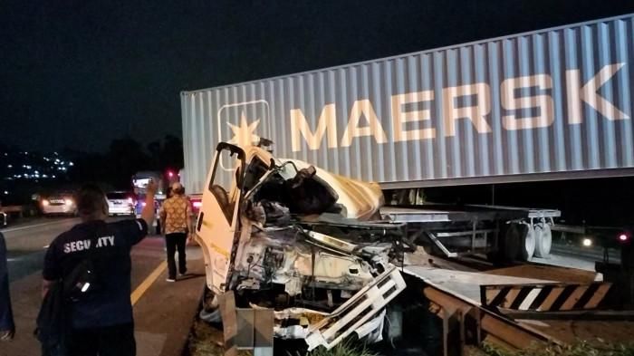 Kondisi truk Isuzu Elf yang terlibat kecelakaan beruntun di tol Gayamsari Semarang, (8/8/25)
