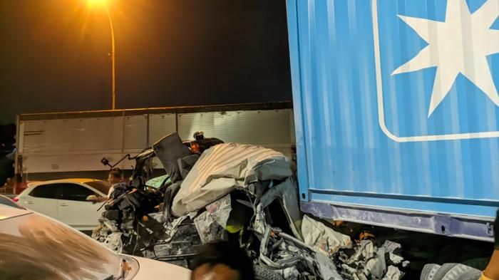 Kabin truk Isuzu Elf hancur lebur diterjang truk trailer rem blong di tol Gayamsari Semarang