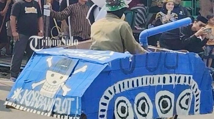 motor hias ala kendaraan tempur yang bergambar mirip bendera One Piece