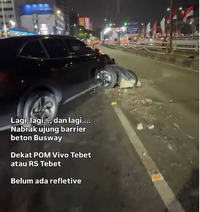 Geely Ex5 tabrak ujung beton pembatas busway di daerah Tebet, Jakarta Selatan