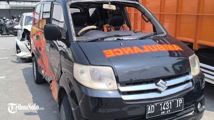 Kondisi Ambulans Suzuk APV yang bertabrakan dengan Toyota Calya di perempatan Klaten Town Square, Klaten, Jawa Tengah