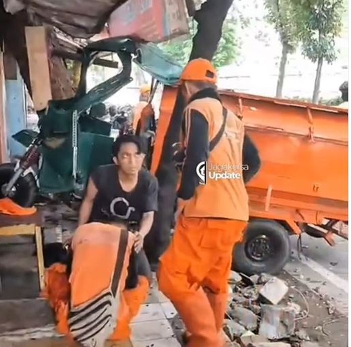 Dua petugas PPSU Pejaten Timur ditabrak mobil listrik MG 4 EV hingga luka parah di Jalan Rayu Tanjung Barat, Jagakarsa, Jakarta Selatan