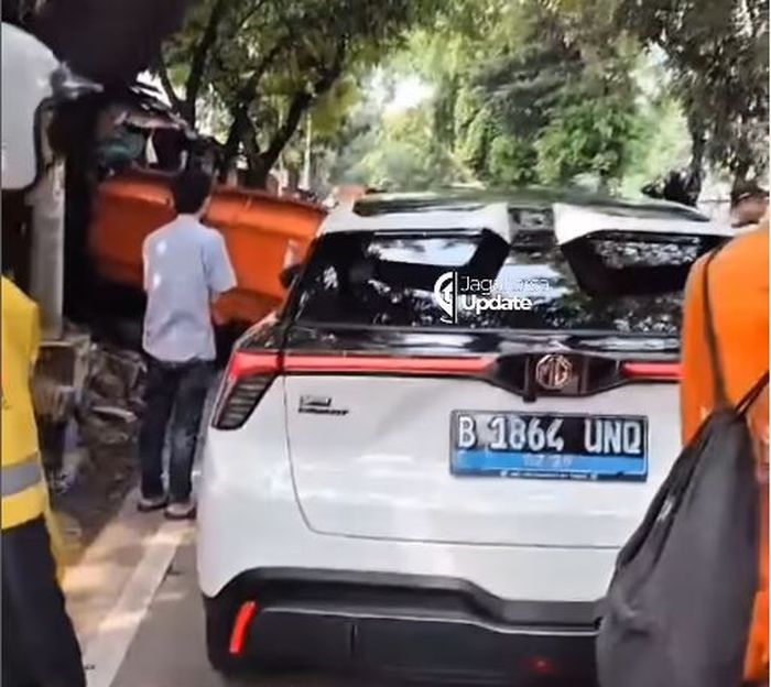Mobil listrik MG 4 EV yang menabrak dua petugas PPSU di jalan raya Tanjung Barat, Jagakarsa, Jakarta Selatan