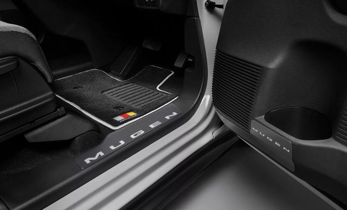 di interior, nuansa Mugen hadir di karpet, sill plate, dan cup holder pintu