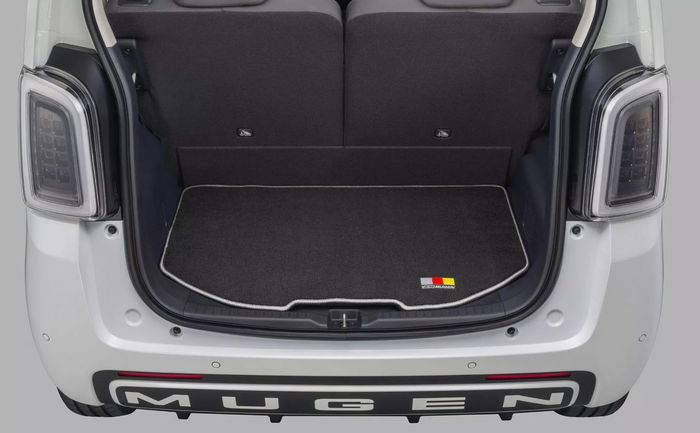 karpet lantai bagasi juga mendapatkan sentuhan Mugen