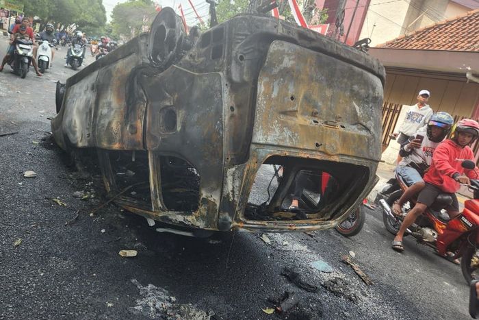 Toyota Avanza dinas Polisi Provos Polres Grobogan yang dibakar massa demo di Pati, (13/8/25)