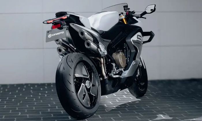 CFMoto 750 SR-S menggunakan knalpot 4 in 4